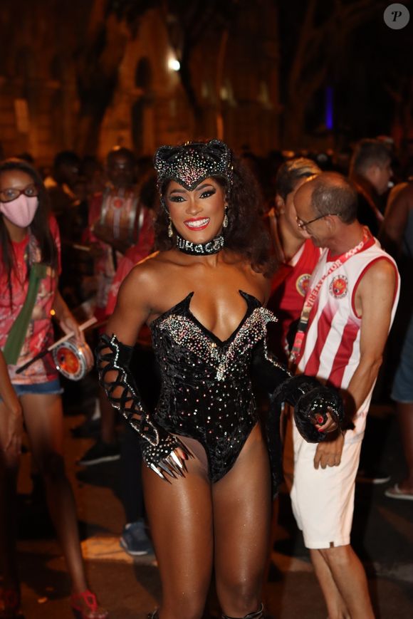 Erika Januza não fez referência ao namorado e usou ‘Furacão’ na coleira, apelido da bateria da Viradouro