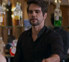 Ciro Sales esteve na novela 'Vale Tudo', no capítulo desta terça-feira (29), com barman que serve Heleninha