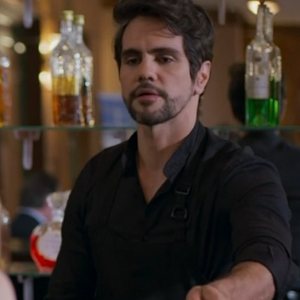 Ciro Sales esteve na novela 'Vale Tudo', no capítulo desta terça-feira (29), com barman que serve Heleninha