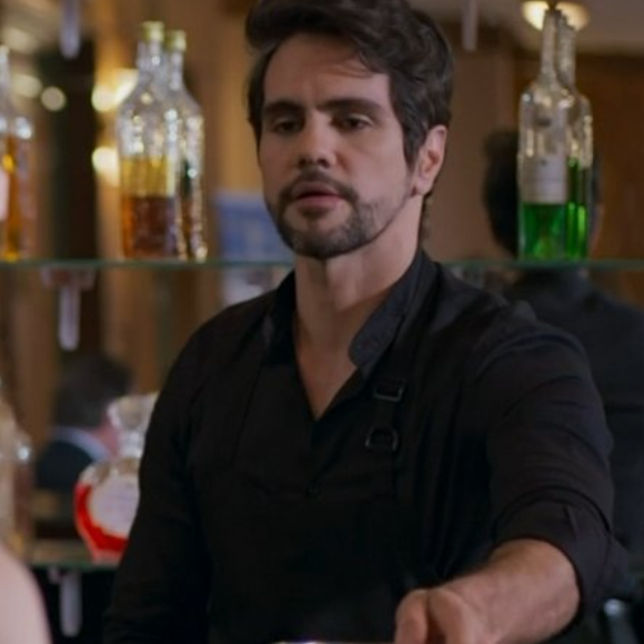 Ciro Sales esteve na novela 'Vale Tudo', no capítulo desta terça-feira (29), com barman que serve Heleninha