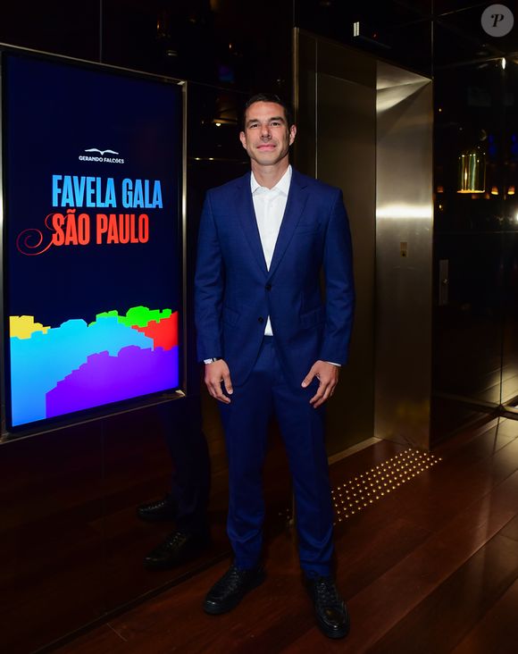 O empresário Marcus Buaiz, marido de Isis Valverde e ex de Wanessa Camargo, acompanhou a atriz com um blazer azul