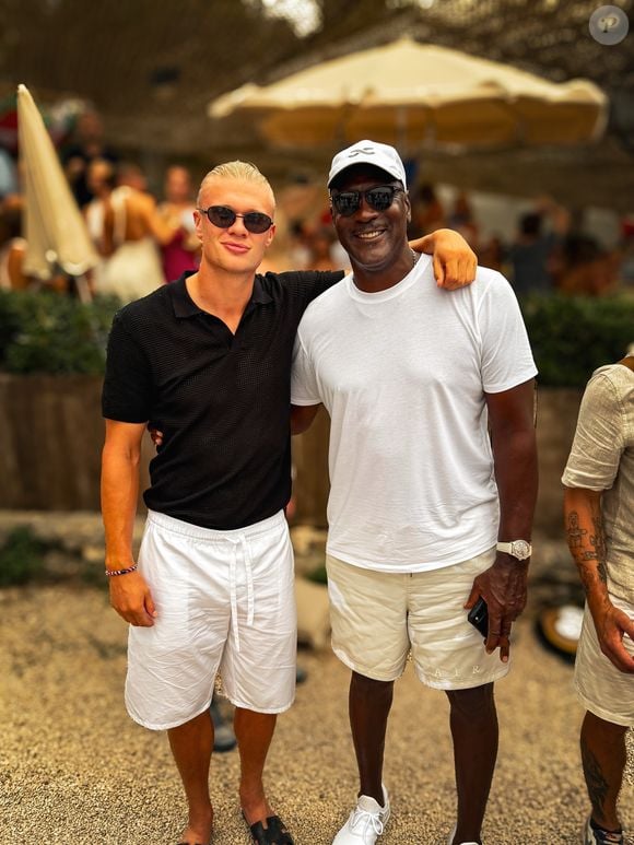 Longe dos campos, Erling Haaland revelou seu lado fashionista ao apostar em uma sandália de tiras em formato de "H", peça que virou protagonista de seus looks de verão
