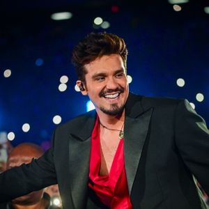 Gesto de Luan Santana levou internautas a apostarem que o cantor sertanejo estaria apoiando Lula no segundo turno das eleições 2026