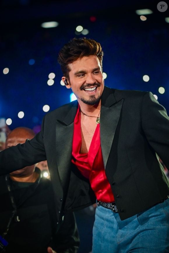 Gesto de Luan Santana levou internautas a apostarem que o cantor sertanejo estaria apoiando Lula no segundo turno das eleições 2026