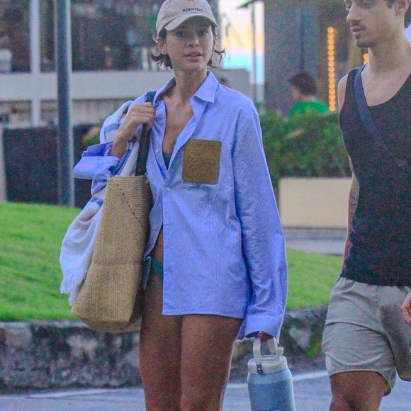 Sempre ligada nas tendências, Bruna Marquezine transformou um simples passeio na praia em inspiração de estilo