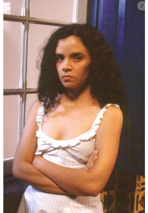 Resumo da novela 'Tieta': Imaculada flagra beijo de Tieta e Ricardo.