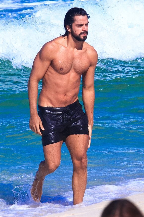 Rodrigo Simas exibiu o físico sarado durante um mergulho na Praia da Barra da Tijuca, no Rio de Janeiro