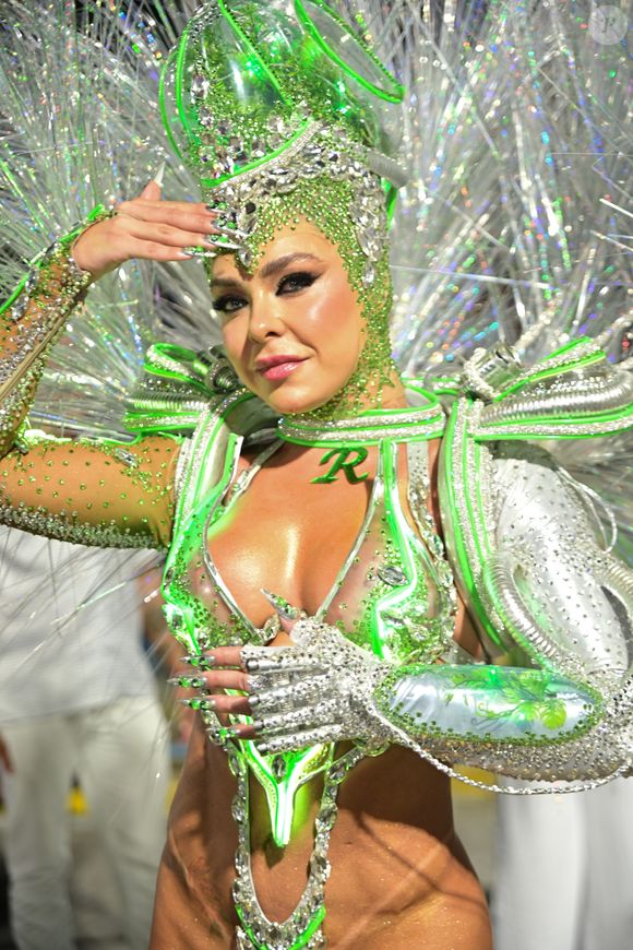 Carnaval 2025: Fabíola de Andrade escolheu uma fantasia verde e branca, cores da escola de samba