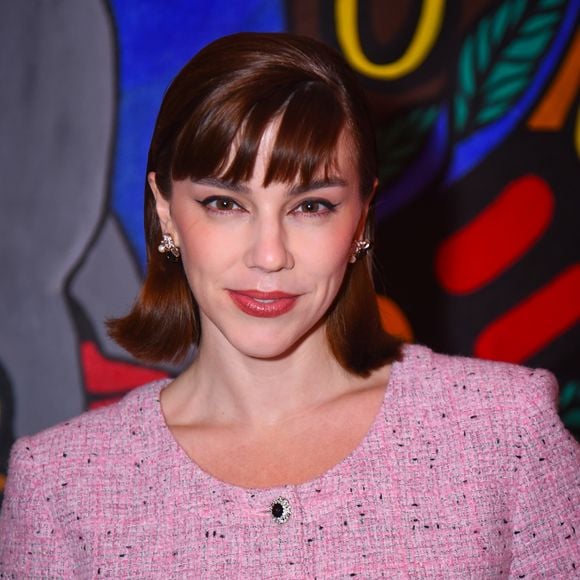 Look de gala de Alice Wegmann é a combinação perfeita de um conjunto icônico e um acessório-desejo