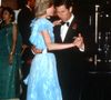 O Príncipe Charles e Diana, Princesa de Gales, dançam durante um jantar de gala no Hotel Wentworth, em Sydney, em 28 de março de 1983. Ela veste um modelo azul-claro com cinto prateado, assinado por Bruce Oldfield e o metalizado foi o toque de luz constante nos pés da princesa