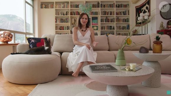 Letícia Colin mora em apartamento inteligente no Jardim Botânico com cômodos interligados e obras de arte luxuosas. Veja fotos!