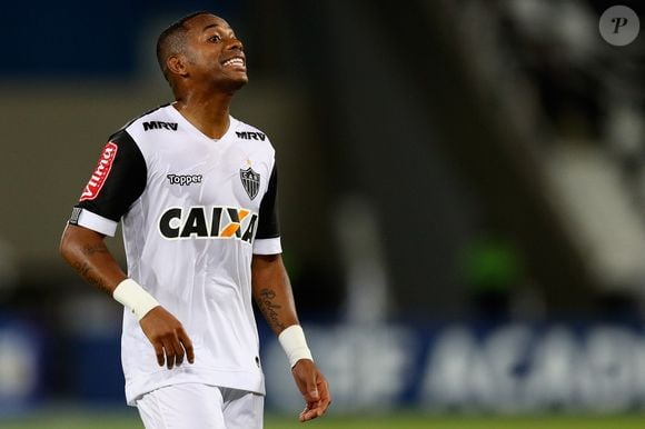 Robinho, sua família e uma equipe de advogados avaliam entrar com uma ação judicial contra a Amazon por conta de ‘Tremembé’. Informação é da Folha de São Paulo