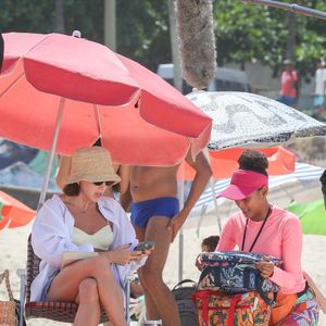 Alice Wegmann e Taís Araújo durante as gravações da novela 'Vale Tudo', na praia de São Conrado, no Rio de Janeiro.