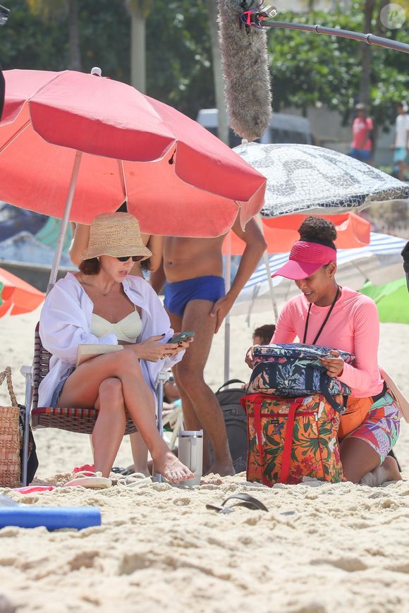 Alice Wegmann e Taís Araújo durante as gravações da novela 'Vale Tudo', na praia de São Conrado, no Rio de Janeiro.
