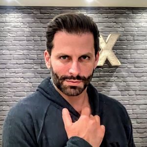 Henri Castelli está confinado no BBB 26 e uma polêmica de 2017 voltou a circular nas redes sociais. Relembre a acusação de homofobia e o posicionamento do ator