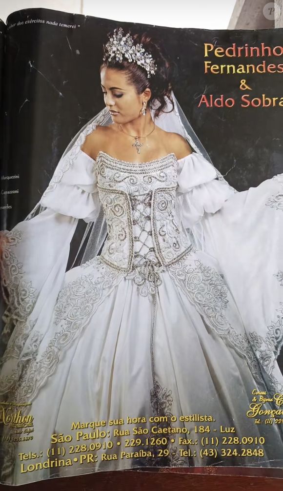 4. Vestido corset prateado

Puro drama e maximalismo! Esse vestido remete à realeza barroca, com um corpete estruturado que imita um espartilho, entrelaçado por fitas prateadas e cercado por bordados em arabescos. As mangas bufantes caídas nos ombros trazem teatralidade, enquanto a saia ampla é toda contornada por bordados rebuscados. É um vestido de presença, perfeito para a noiva que queria ser lembrada como uma verdadeira rainha.