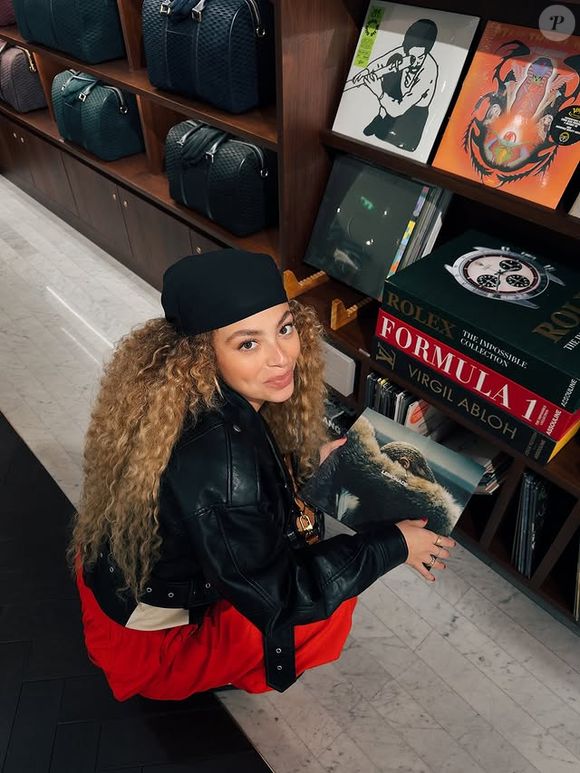 O resultado, segundo a cabeleireira, reflete não apenas técnica, mas também a própria textura e volume dos fios de Júlia. “Ela tem muito cabelo, e é um cabelo inspirador”, diz.