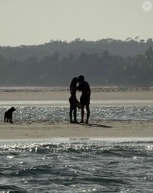 Quase sempre discreta em seus relacionamentos, Bruna Marquezine vem se deixando flagrar com Shawn Mendes