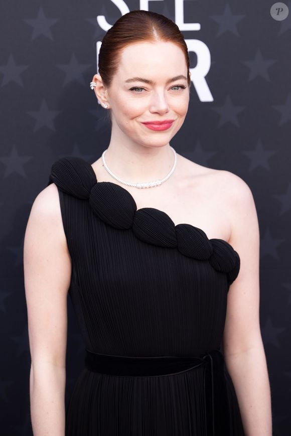 2024: além do skincare, Emma Stone também recorreu a cuidados com dermatologista