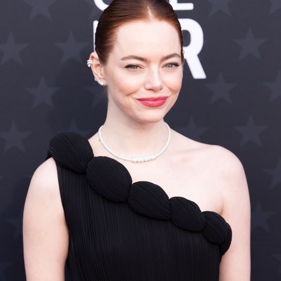 2024: além do skincare, Emma Stone também recorreu a cuidados com dermatologista