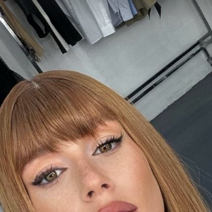 Marina Ruy Barbosa surgiu com o cabelo diferente, destacando suas madeixas longas e com uma franja destacada