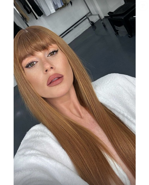 Marina Ruy Barbosa surgiu com o cabelo diferente, destacando suas madeixas longas e com uma franja destacada