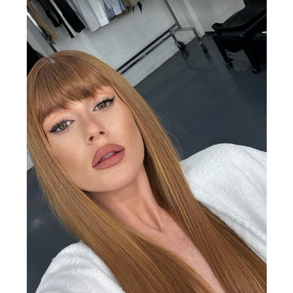 Marina Ruy Barbosa surgiu com o cabelo diferente, destacando suas madeixas longas e com uma franja destacada