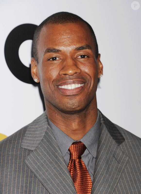 Jason Collins morreu aos 47 anos após lutar contra um câncer cerebral agressivo. O ex-jogador entrou para a história como o primeiro atleta assumidamente gay da NBA