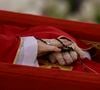 Corpo de Papa Francisco aparece com terço dentro do caixão