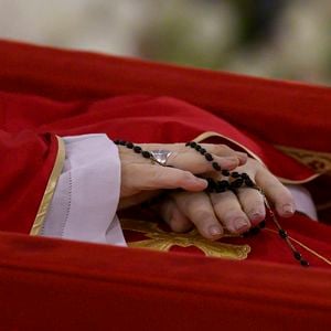 Corpo de Papa Francisco aparece com terço dentro do caixão