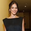 Bruna Marquezine elege vestido míni preto grifado de R$ 24 mil para noite de cinema com João Guilherme. Fotos!