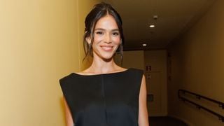 Bruna Marquezine elege vestido míni preto grifado de R$ 24 mil para noite de cinema com João Guilherme. Fotos!