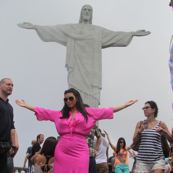 Kim Kardashian: ‘Há dois anos, quando vim para o Brasil e estava grávida, todo mundo falava que eu estava enorme. Quando vi os corpos das brasileiras, eu literalmente chorei’