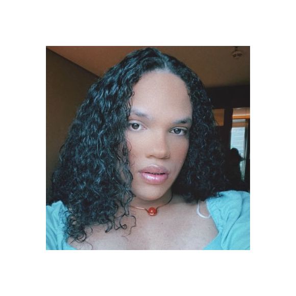 Ana Flor é pedagoga formada pela Universidade Federal de Pernambuco (UFPE), faz mestrado em educação pela Universidade de São Paulo (USP) e é colunista