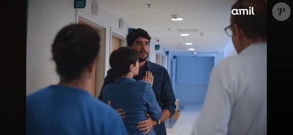 Em comercial da Amil para o Natal, dois irmãos temem a perda do pai hospitalizado
