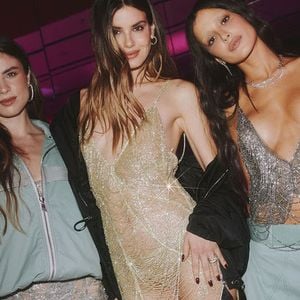 Camila Queiroz, de 'Beleza Fatal', elege minivestido e leva transparência ao limite em evento de moda com famosas. Aos looks!