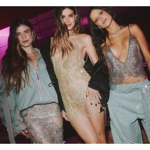Camila Queiroz, de 'Beleza Fatal', elege minivestido e leva transparência ao limite em evento de moda com famosas. Aos looks!