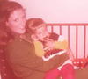 Atriz Carolina Dieckmann em foto no colo da mãe, Maíra, falecida em 2019.