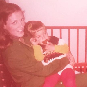 Atriz Carolina Dieckmann em foto no colo da mãe, Maíra, falecida em 2019.