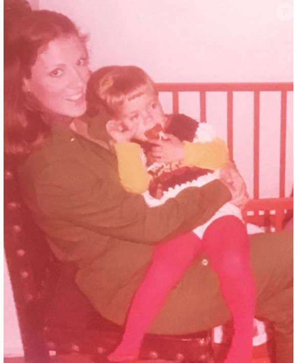 Atriz Carolina Dieckmann em foto no colo da mãe, Maíra, falecida em 2019.