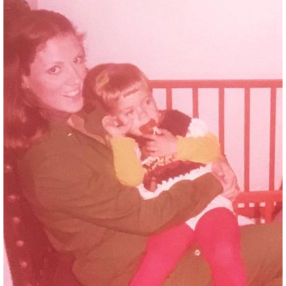 Atriz Carolina Dieckmann em foto no colo da mãe, Maíra, falecida em 2019.