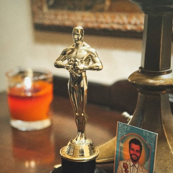 Lázaro Ramos comprou uma estatueta de 'melhor irmão' para Wagner Moura