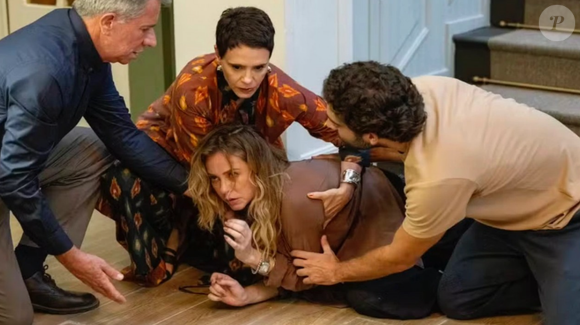 Em 'Vale Tudo', Heleninha Roitman ficou bêbada quando soube que sua mãe, Odete, estava voltando ao Brasil; ela inclusive chegou a cair da escada.