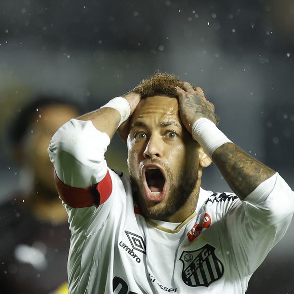 Neymar virou preocupação na Seleção Brasileira após nova lesão na panturrilha. Segundo apuração da ESPN, recuperação pode demorar mais do que o divulgado pelo Santos antes da Copa do Mundo 2026