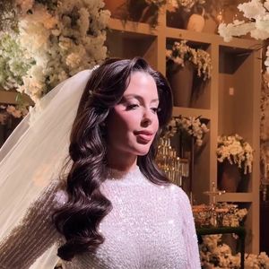 Vestido de noiva de Laís Caldas tem a parte de cima toda bordada com pedrarias, com mangas longas e justas para reforçar a elegância da produção