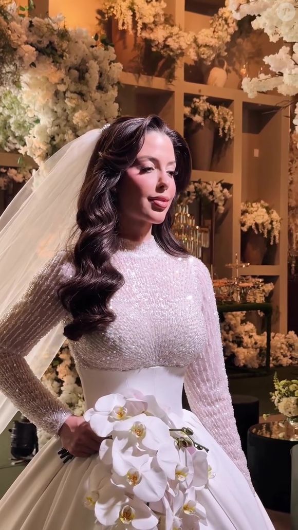 Vestido de noiva de Laís Caldas tem a parte de cima toda bordada com pedrarias, com mangas longas e justas para reforçar a elegância da produção