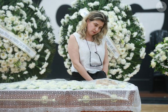Mylena Ciribelli foi outra famosa a marcar presença no velório do comunicador Léo Batista.