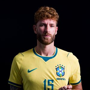 Léo Pereira chegou na Copa do Mundo de 2026 com um visual diferente: o jogador deixou o cabelo crescer, mas manteve a barba
