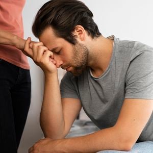 Segundo a psicologia, pessoas que aparentam força o tempo inteiro, aprenderam que não poderiam esperar incentivo externo e, por isso, passaram a se sustentar emocionalmente sozinhas.