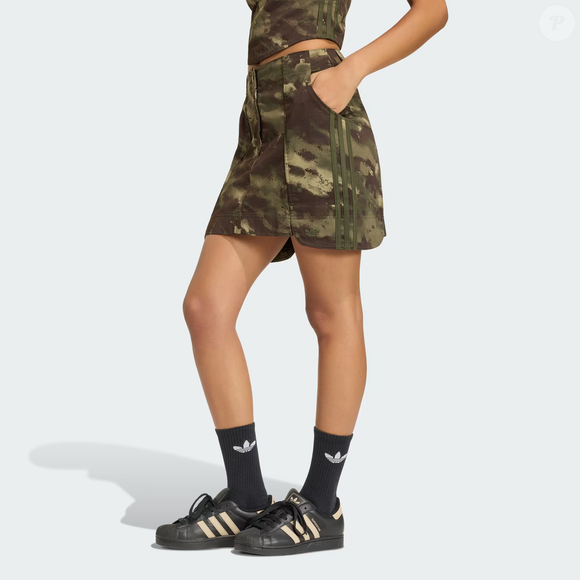 A minissaia cargo da Adidas com estampa camuflada é a aposta ideal para quem quer um visual moderno e cheio de atitude